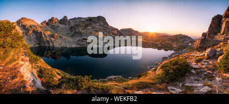 Un paysage extraordinaire de l'Effrayant Lake au cours de l'été chaud coucher du soleil, le parc national de Rila, Bulgarie Banque D'Images