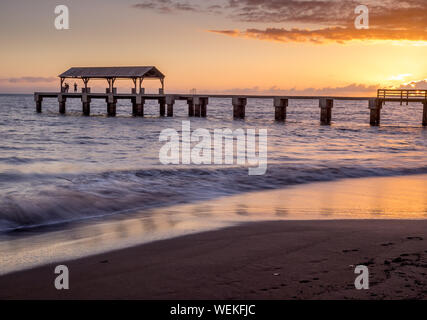 La ville de Waimea pier au coucher du soleil pris avec de longs temps d'exposition utilisée pour lisser et estomper l'océan. Banque D'Images