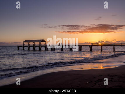 La ville de Waimea pier au coucher du soleil pris avec de longs temps d'exposition utilisée pour lisser et estomper l'océan. Banque D'Images