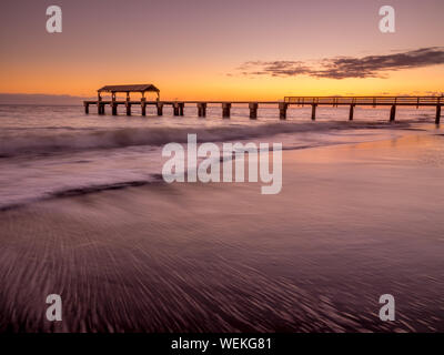 La ville de Waimea pier au coucher du soleil pris avec de longs temps d'exposition utilisée pour lisser et estomper l'océan. Banque D'Images