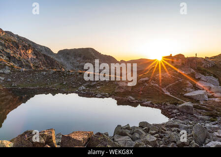 Un paysage extraordinaire de l'Effrayant Lake au cours de l'été chaud coucher du soleil, le parc national de Rila, Bulgarie Banque D'Images