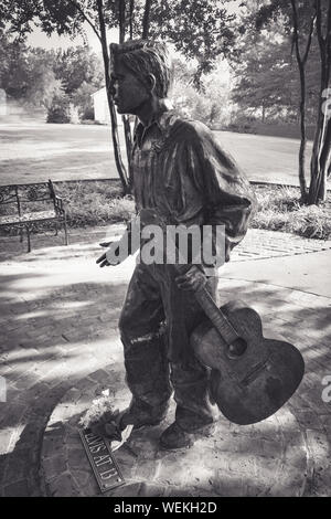 Une statue de bronze de 13 ans Elvis avec guitare se dresse sur le chemin de la visite du musée Maison natale d'Elvis Presley à Tupelo, MS, ETATS UNIS Banque D'Images
