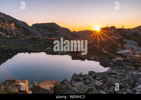 Un paysage extraordinaire de l'Effrayant Lake au cours de l'été chaud coucher du soleil, le parc national de Rila, Bulgarie Banque D'Images