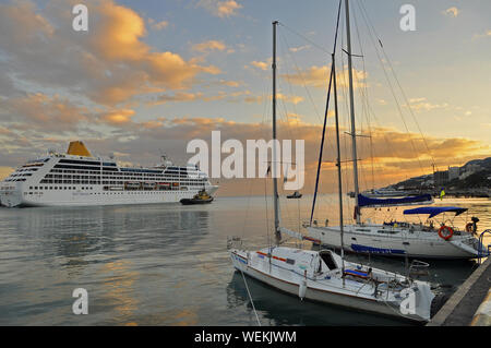 30 septembre 2011 - les yachts et de croisière au port au coucher du soleil. Yalta, Crimée, Ukraine Banque D'Images