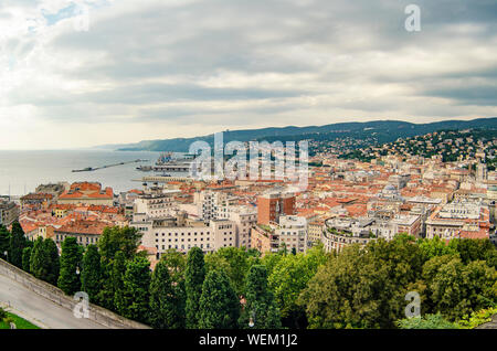 Beau panorama de la ville de Trieste. Port célèbre et voyage destination sur la mer Adriatique. Banque D'Images