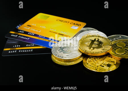 La version physique de bitcoin et Etui en cuir et une carte de crédit c'est un nouveau monde de l'argent virtuel cryptocurrency et système de paiement numérique à l'aide de b Banque D'Images