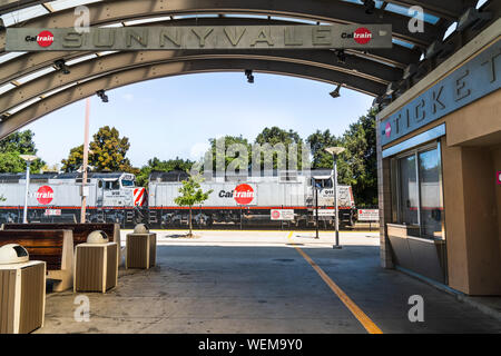 29 août 2019 Sunnyvale / CA / USA - Caltrain arrêté à Sunnyvale Caltrain station, Californie est une ligne de train de banlieue sur le San Francisco Peninsu Banque D'Images