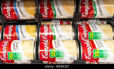 29 août 2019 Sunnyvale / CA / USA -Close up de boîtes de conserve de soupe Campbell's à vendre dans un supermarché ; Campbell's Soup Company a été fondée en 1869, une Banque D'Images