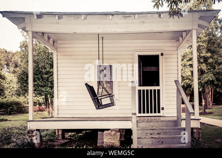 Tout droit sur une vue d'une petite maison où Elvis Aaron Presley est né en 1935 à Tupelo, MS, dans une maison construite par son père, sur le terrain de l'E Banque D'Images