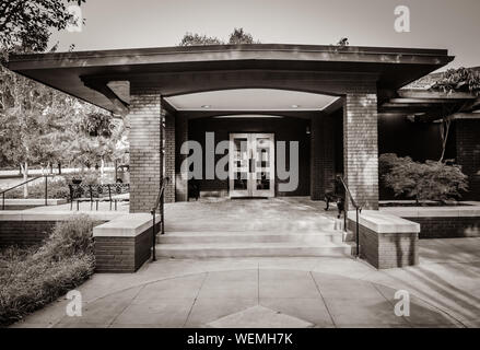 L'entrée impressionnante de l'édifice moderne pour le musée d'Elvis Presley sur le terrain du musée, lieu de naissance d'Elvis Presley à Tupelo, MS, ETATS UNIS Banque D'Images