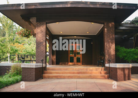 L'entrée impressionnante de l'édifice moderne pour le musée d'Elvis Presley sur le terrain du musée, lieu de naissance d'Elvis Presley à Tupelo, MS, ETATS UNIS Banque D'Images