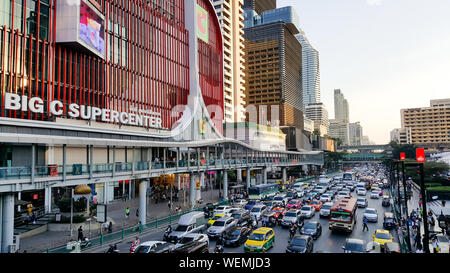 BANGKOK, THAÏLANDE - 25 janvier 2019 : Beaucoup de Voiture et véhicule qui cause de l'embouteillage sur la route, à l'intersection Ratchaprasong, central shopping lo Banque D'Images