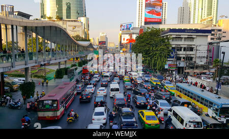 BANGKOK, THAÏLANDE - 25 janvier 2019 : Beaucoup de Voiture et véhicule qui cause de l'embouteillage sur la route, à l'intersection Ratchaprasong, central shopping lo Banque D'Images