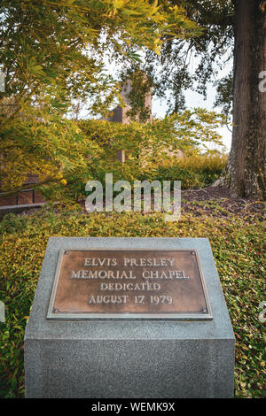 Plaque en bronze sur bloc de granite dédiée à l'Elvis Presley Memorial Chapel sur le terrain de la maison natale et musée Elvis Presley à Tupelo, MS, Banque D'Images