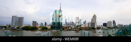 BANGKOK, THAÏLANDE - Mai 6, 2019 : beaucoup de gens sont la prise de vue à l'icône du centre commercial Siam dans la soirée, au milieu de la toile de fond de rivières et skyscrape Banque D'Images