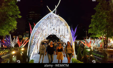 BANGKOK, THAÏLANDE - Mai 6, 2019 : Beaucoup de gens regardent le spectacle son et lumière, shopping mall, l'icône de Siam, dans la soirée, heureusement au milieu des backd Banque D'Images