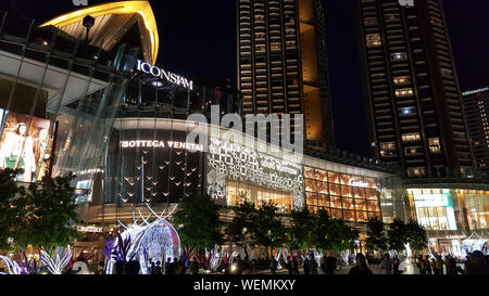 BANGKOK, THAÏLANDE - Mai 6, 2019 : Beaucoup de gens regardent le spectacle son et lumière, shopping mall, l'icône de Siam, dans la soirée, heureusement au milieu des backd Banque D'Images