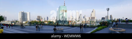 BANGKOK, THAÏLANDE - Mai 6, 2019 : beaucoup de gens sont la prise de vue à l'icône du centre commercial Siam dans la soirée, au milieu de la toile de fond de rivières et skyscrape Banque D'Images