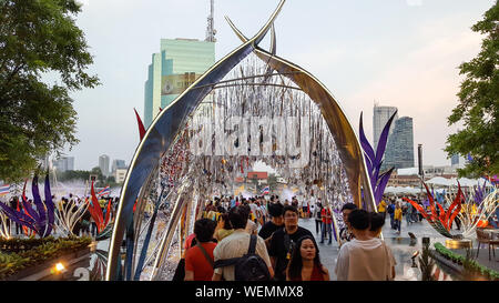 BANGKOK, THAÏLANDE - Mai 6, 2019 : Beaucoup de gens regardent le spectacle son et lumière, shopping mall, l'icône de Siam, dans la soirée, heureusement au milieu des backd Banque D'Images