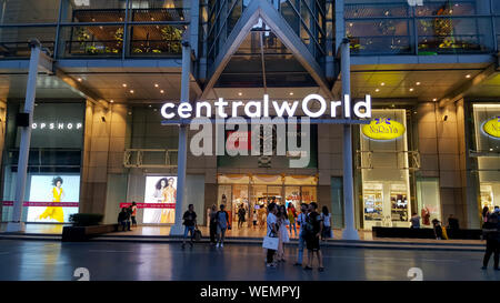 BANGKOK, THAÏLANDE - 11 juillet 2019 : CentralWorld, le plus grand centre commercial de Bangkok, Thaïlande tôt dans la soirée avec une belle lumière pour attirer Banque D'Images