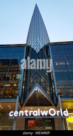 BANGKOK, THAÏLANDE - 11 juillet 2019 : CentralWorld, le plus grand centre commercial de Bangkok, Thaïlande tôt dans la soirée avec une belle lumière pour attirer Banque D'Images