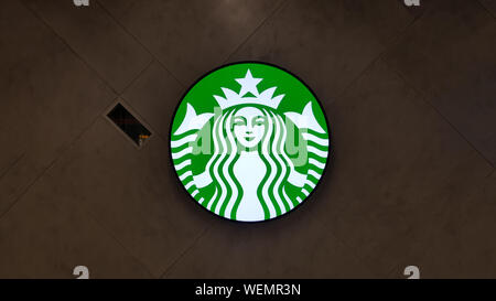 BANGKOK, THAÏLANDE - 19 août 2019 : avec le logo Starbucks mermaid backround moderne sur la station de MRT Phetchaburi à Bangkok, Thaïlande Banque D'Images