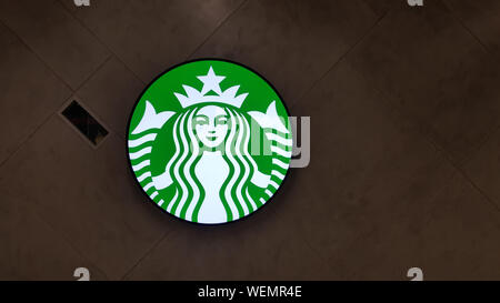 BANGKOK, THAÏLANDE - 19 août 2019 : avec le logo Starbucks mermaid backround moderne sur la station de MRT Phetchaburi à Bangkok, Thaïlande Banque D'Images