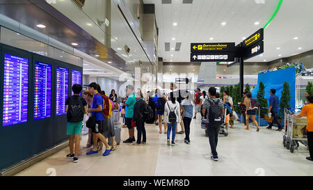 BANGKOK, THAÏLANDE - 11 août 2019 : Beaucoup de passagers sont la marche à l'intérieur de l'aéroport international de Don Mueang, l'aéroport national de l'enseignement secondaire de T Banque D'Images