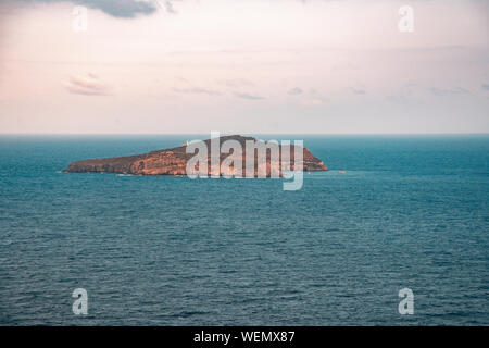 L'île de Tagomago ou Illa de Tagomago est une île privée au large de la côte est d'Ibiza, Espagne Banque D'Images