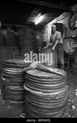 Cooper faisant de barils, Newcastle upon Tyne, c.1974 Banque D'Images