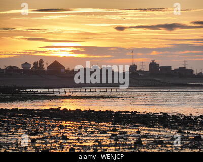 Sheerness, Kent, UK. 30 août, 2019. Météo France : le coucher du soleil ce soir à Sheerness, Kent. Credit : James Bell/Alamy Live News Banque D'Images