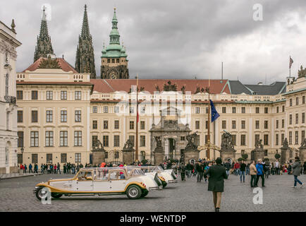 Centre-ville de Prague avec voitures d'époque Banque D'Images