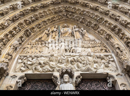 Le bas-relief sur le portail de la cathédrale de Notre-Dame de Paris Banque D'Images