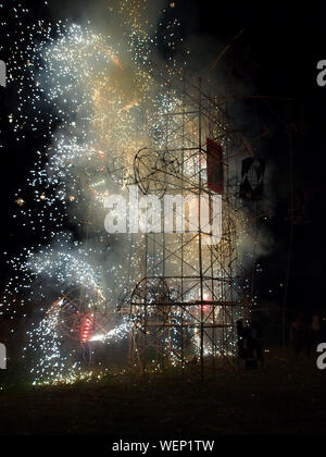 D'artifice à la Fiesta de Las Cruces" (Festival de la croix) ou "Cruz de Mayo" (croix) mai est une fête catholique célébrée le 3 mai dans de nombreuses régions d'Espagne et d'Amérique. Banque D'Images