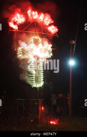 D'artifice à la Fiesta de Las Cruces" (Festival de la croix) ou "Cruz de Mayo" (croix) mai est une fête catholique célébrée le 3 mai dans de nombreuses régions d'Espagne et d'Amérique. Banque D'Images