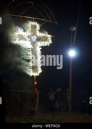 Crucifix de gravure à l'artifice "Fiesta de Las Cruces" (Festival de la croix) ou "Cruz de Mayo" (croix) mai est une fête catholique célébrée le 3 mai dans de nombreuses régions d'Espagne et d'Amérique. Banque D'Images