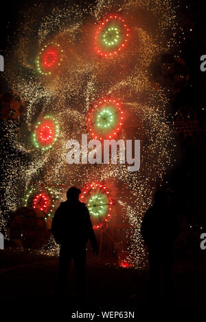 D'artifice à la Fiesta de Las Cruces" (Festival de la croix) ou "Cruz de Mayo" (croix) mai est une fête catholique célébrée le 3 mai dans de nombreuses régions d'Espagne et d'Amérique. Banque D'Images