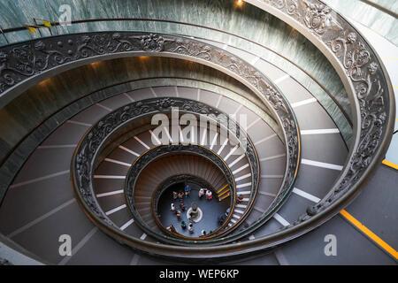 En colimaçon conçu par Giuseppe Momo en 1932 est un escalier à double hélice Musée du Vatican Vatican Rome Italie Banque D'Images