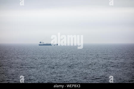 Le KATTEGAT, LA MER DU NORD - 16 MAI 2017 : un grand navire voyageant dans le détroit de Cattégat entre la Suède et le Danemark par temps brumeux. Banque D'Images