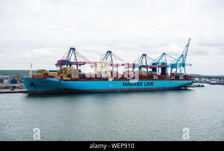 GOTHENBURG, Suède - 16 MAI 2017 : Le grand porte-conteneurs Maersk Marie est accosté près de grues de port de Gothenburg. Banque D'Images