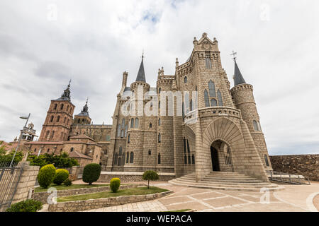 Astorga, Espagne. Le Palacio Episcopal, un palais néo-gothique par l'architecte catalan Antoni Gaudi Espagnol Banque D'Images