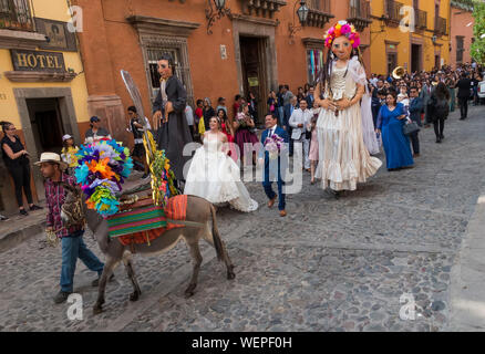 Défilé de mariage à San Miguel de Allende, Mexique Banque D'Images