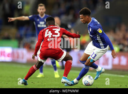 Fulham's Steven Sessegnon (à gauche) et de la ville de Cardiff Josh Murphy bataille pour le ballon pendant le match de championnat Sky Bet au Cardiff City Stadium, Cardiff. Banque D'Images