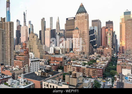 New York Midtown skyline avec de nouvelles tours s'efforçant toujours plus haut skinny blue sliver à gauche sur le point d'être plus haut d'entre nous la différence de toits bas Hells Kitchen Banque D'Images