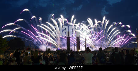 Berlin, Allemagne. Août 30, 2019. Fireworks peut être vu au début de l'Pyronale dans le ciel du soir au-dessus de Berlin. Crédit : Paul Zinken/dpa/Alamy Live News Banque D'Images