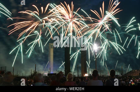 Berlin, Allemagne. Août 30, 2019. Fireworks peut être vu au début de l'Pyronale dans le ciel du soir au-dessus de Berlin. Crédit : Paul Zinken/dpa/Alamy Live News Banque D'Images
