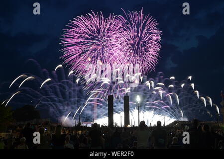 Berlin, Allemagne. Août 30, 2019. Fireworks peut être vu au début de l'Pyronale dans le ciel du soir au-dessus de Berlin. Crédit : Paul Zinken/dpa/Alamy Live News Banque D'Images