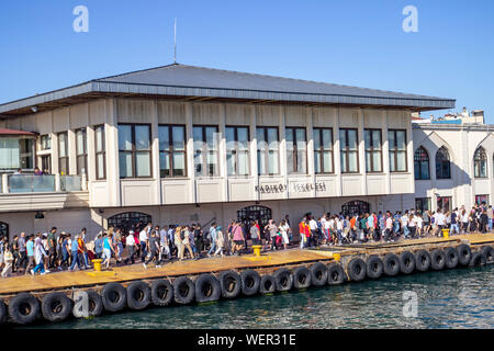 ISTANBUL, TURQUIE - 26 juillet 2019 - Tir de Kadikoy port des ferries. Les gens marcher dans le ferry sont à marcher en direction de Kadikoy. Banque D'Images