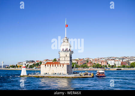 ISTANBUL, TURQUIE - 26 juillet 2019 - Vue sur Tour de la jeune fille (Kiz Kulesi) situé sur le Bosphore, symbole d'Istanbul, Turquie. Journée ensoleillée sur la Maiden' Banque D'Images