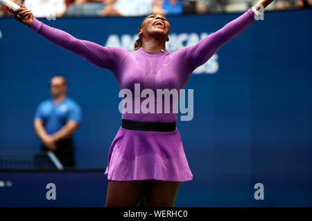 New York, États-Unis. Août 30, 2019. Flushing Meadows, New York, United States - 30 août, 2019. Serena William, le nombre de semences 8, célèbre une Muchovza point contre Karolina de la République tchèque lors de leur troisième match à l'US Open à Flushing Meadows, New York. Williams a remporté le match en 5 sets. Crédit : Adam Stoltman/Alamy Live News Crédit : Adam Stoltman/Alamy Live News Banque D'Images